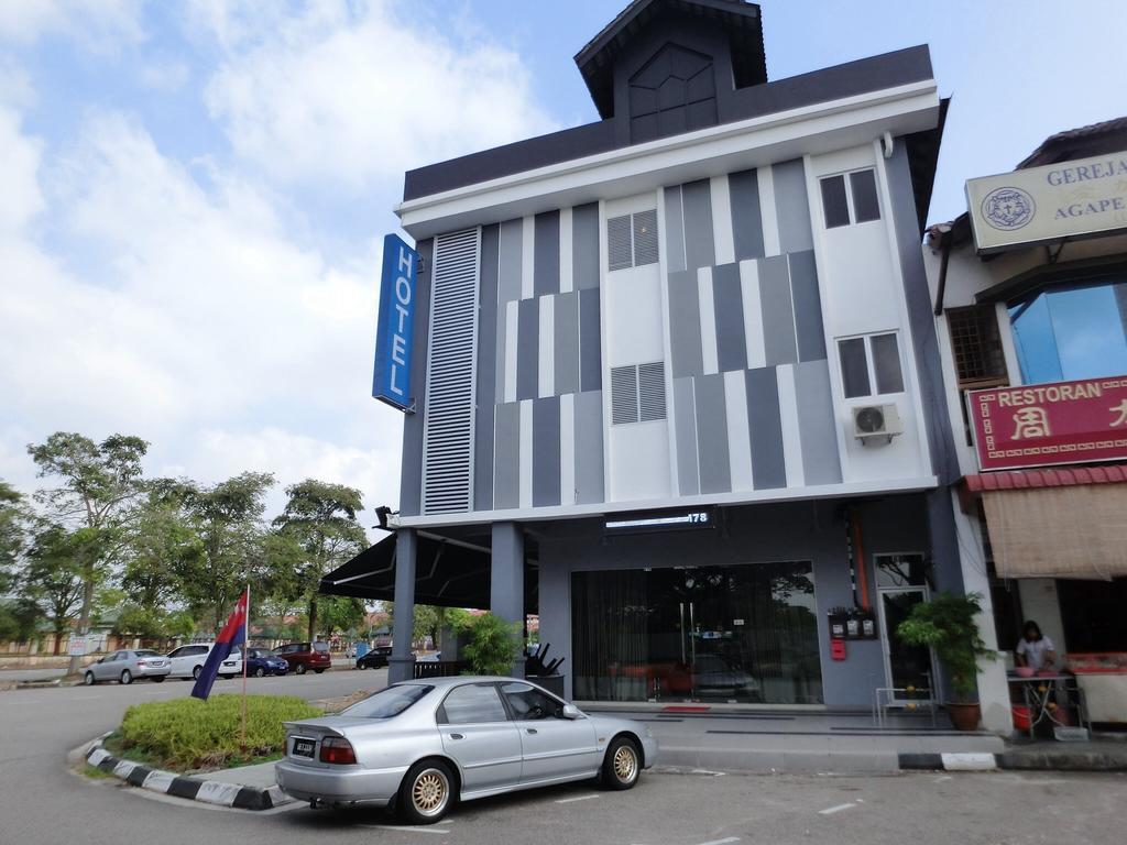 Nah Hotel Skudai Buitenkant foto